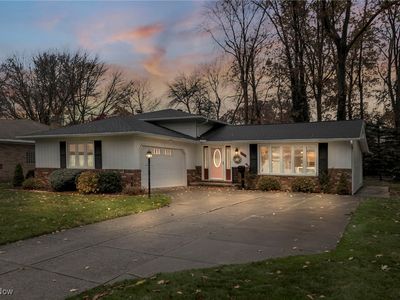 1001 Meadview Dr, Seven Hills, OH, 44131