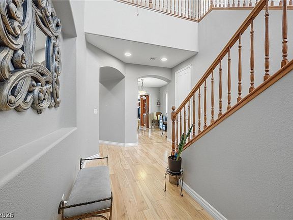 5th image of 41 Peak Villa Ave