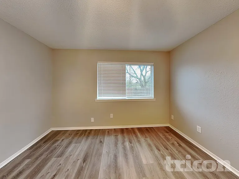 1210 Green Hill Dr — Photo 7