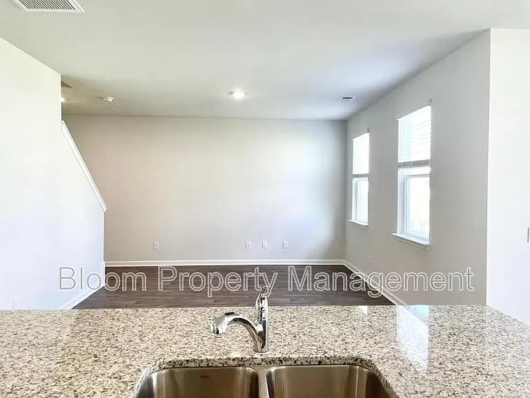 825 Kirby Ct — Photo 6