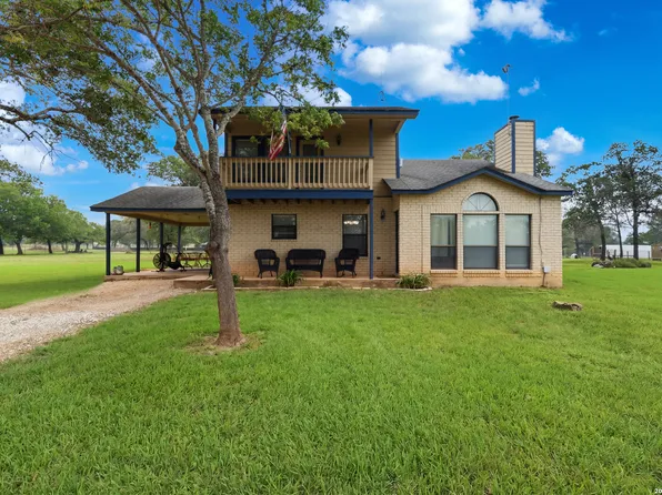 1002 Eagle Crest Dr, Floresville, TX 78114