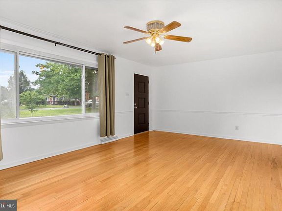 4th image of 10602 Oaktree Cir