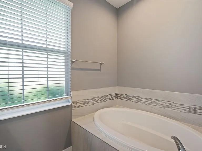 825 SE 5th Pl — Photo 11