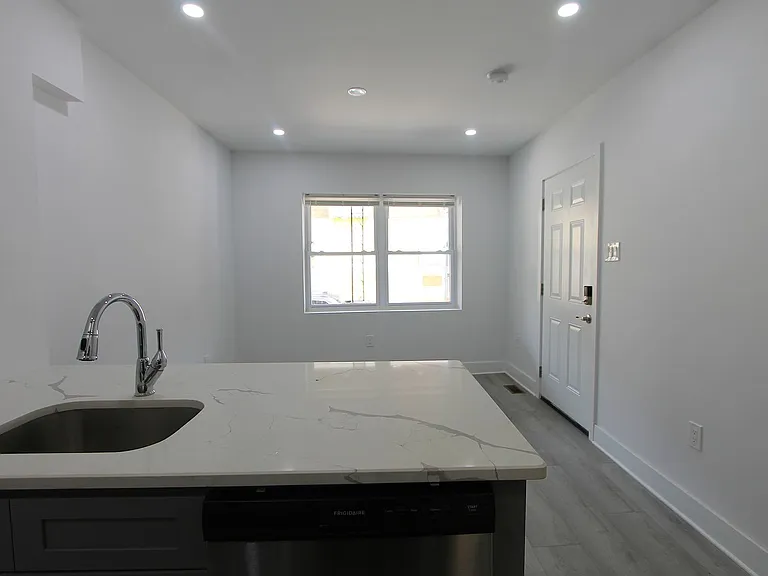 103 E Coulter St — Photo 12