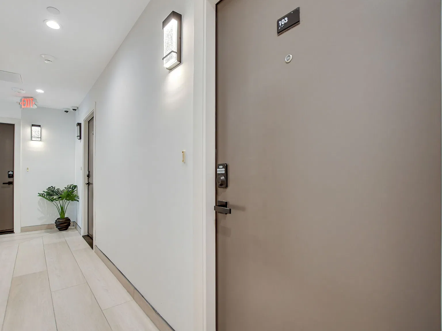 Fully Furnished Studios in Miracle Mile — Photo 1