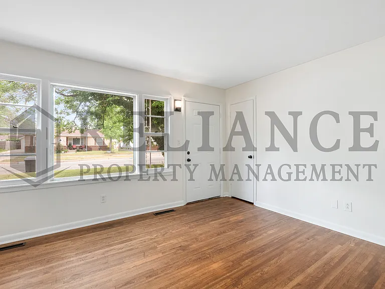 2309 W Graber St — Photo 4