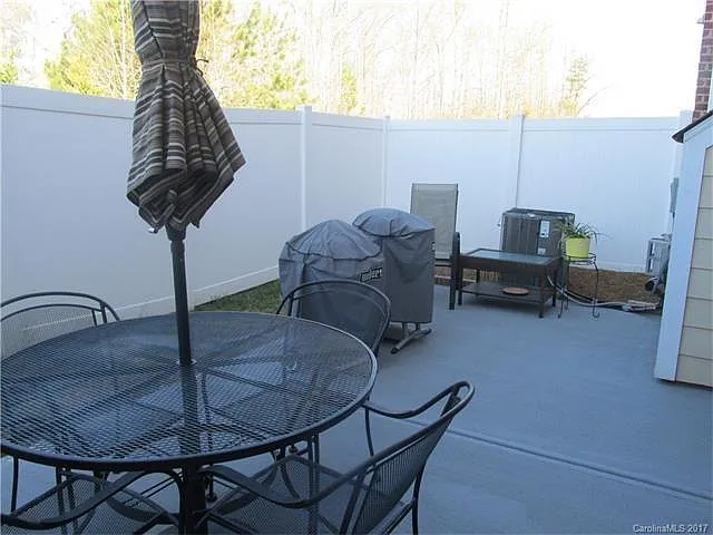 15634 Canmore St — Photo 1