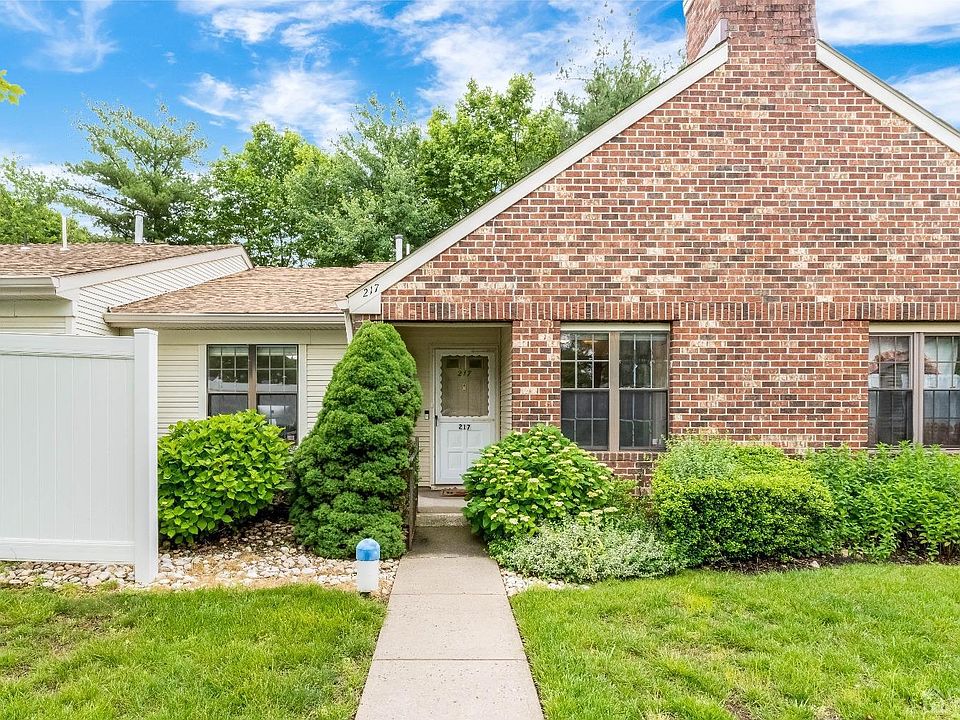 1st image of 217 Wycoff Way W