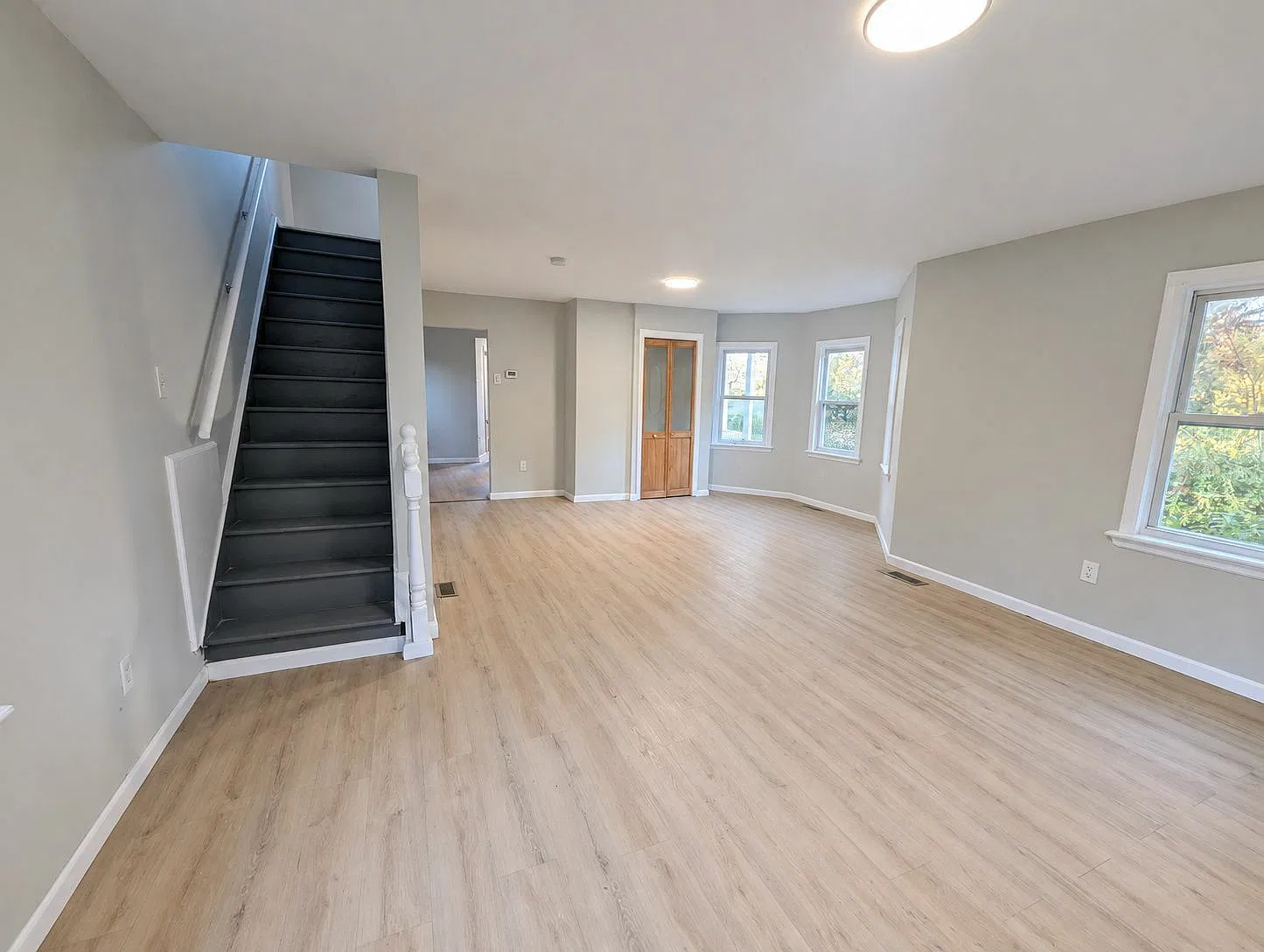 Beautifully renovated home, large space — Photo 3