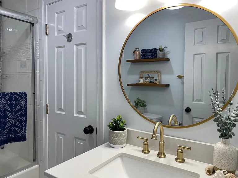 Full bath (on bedroom level)