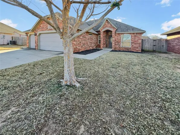 204 SW 30th St, Moore, OK 73160