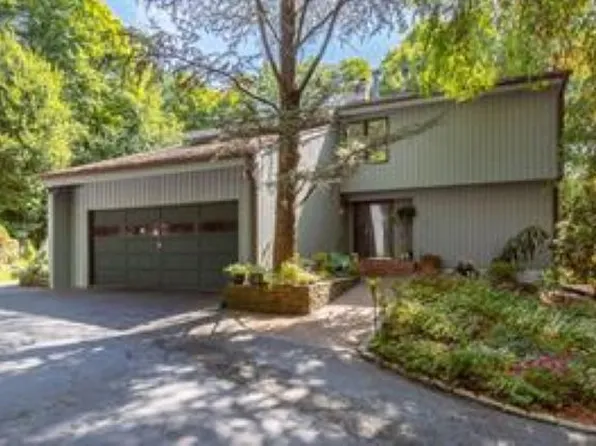 29 Pease Rd, Woodbridge, CT 06525