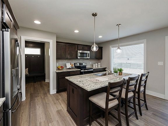 4th image of 950 Cedar St