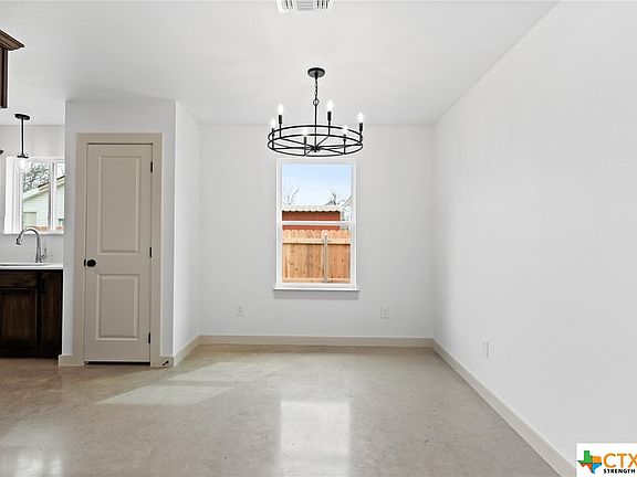 5th image of 206 El Paso St