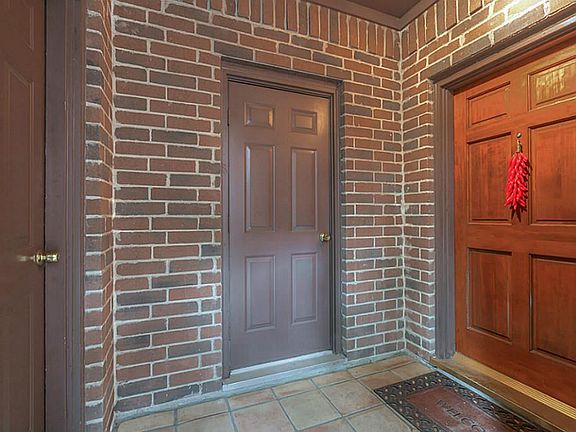 3rd image of 118 Willowwood Cir