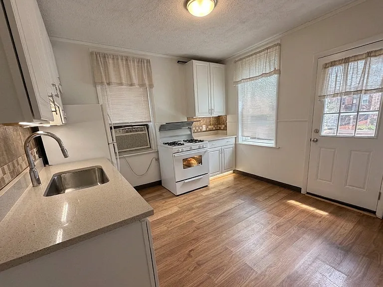 3850-3852 De Tonty St #3850A — Photo 11