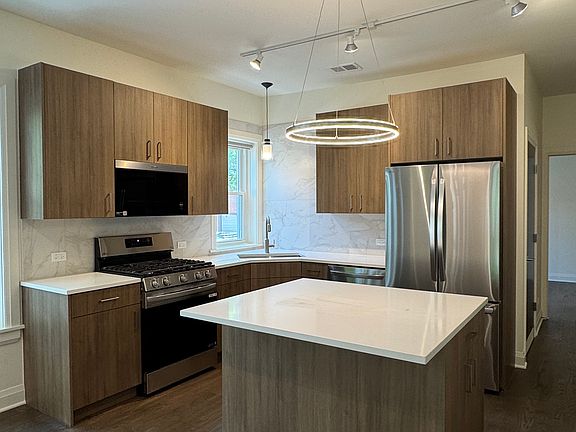 4th image of 1201 W Cornelia Ave #1