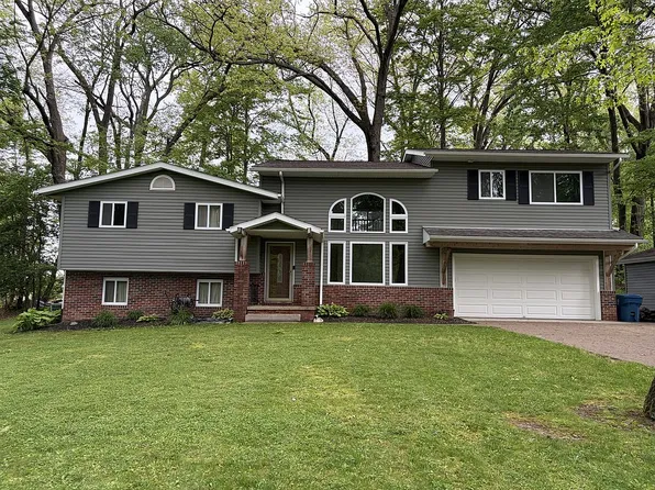 2045 Howard St NE, Hartville, OH 44632