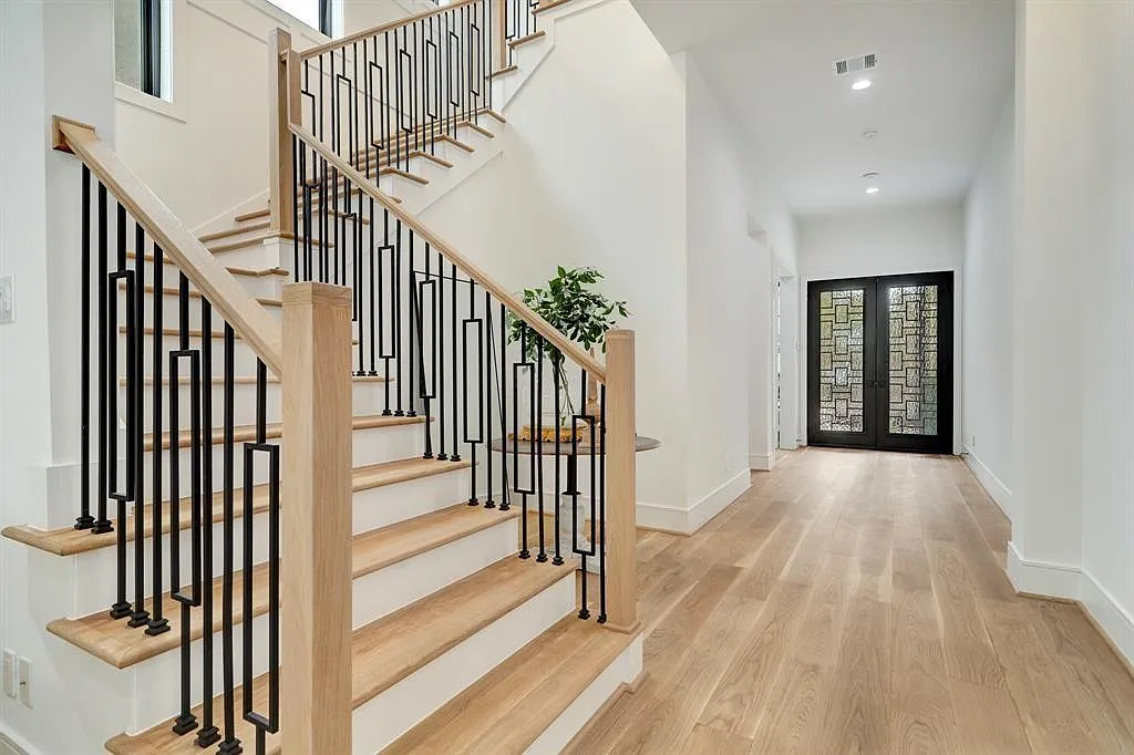 4 bed, 4.0 bath, 3696 sqft, $15,000 — Photo 3