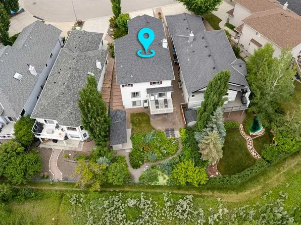 32 SE Valley Crest Gdns NW, Calgary, AB T3B 5W8