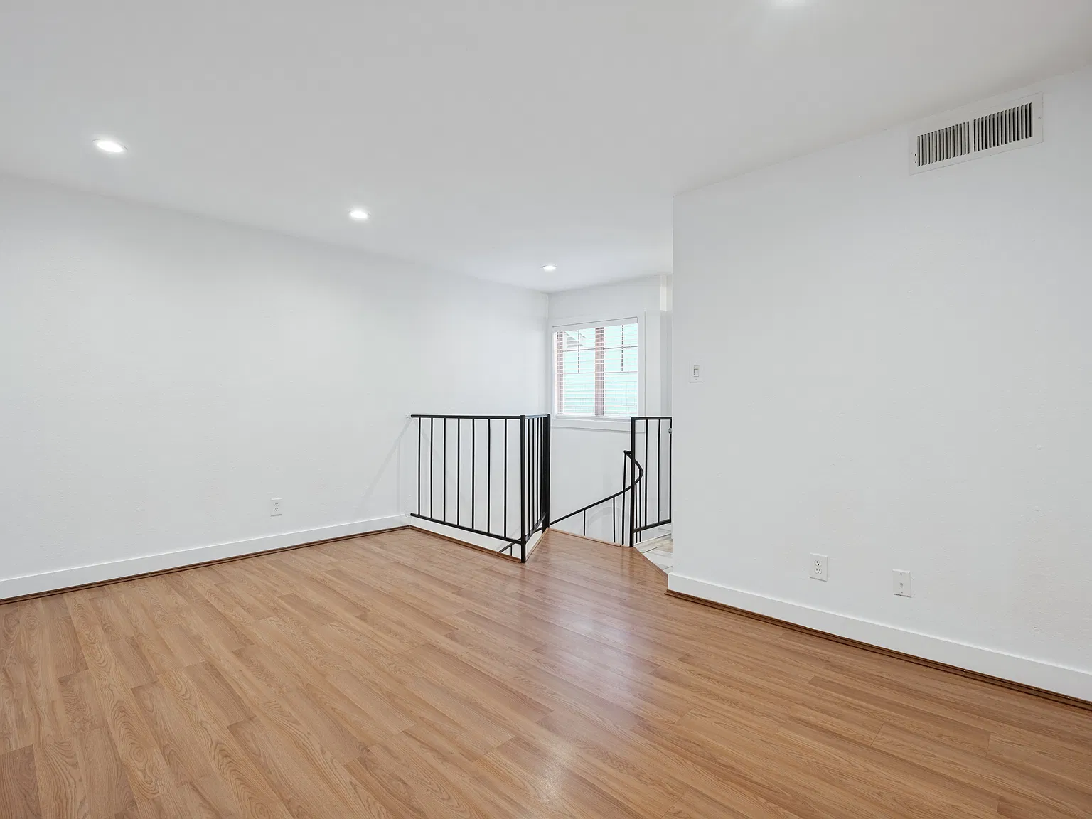 1 bed, 812 sqft, $2,100 — Photo 3