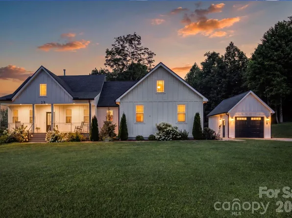 29 Banner Cottages Ln, Mills River, NC 28759