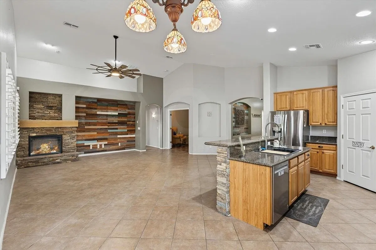 3 bed, 2.0 bath, 2133 sqft, $2,200 — Photo 3