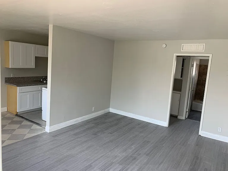 230 W Boston Ave #7 — Photo 2