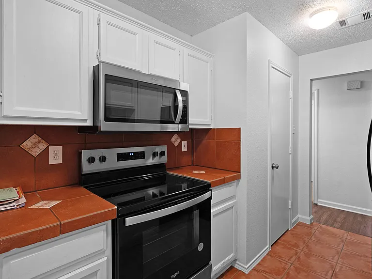 2910 Chisolm Trl — Photo 8
