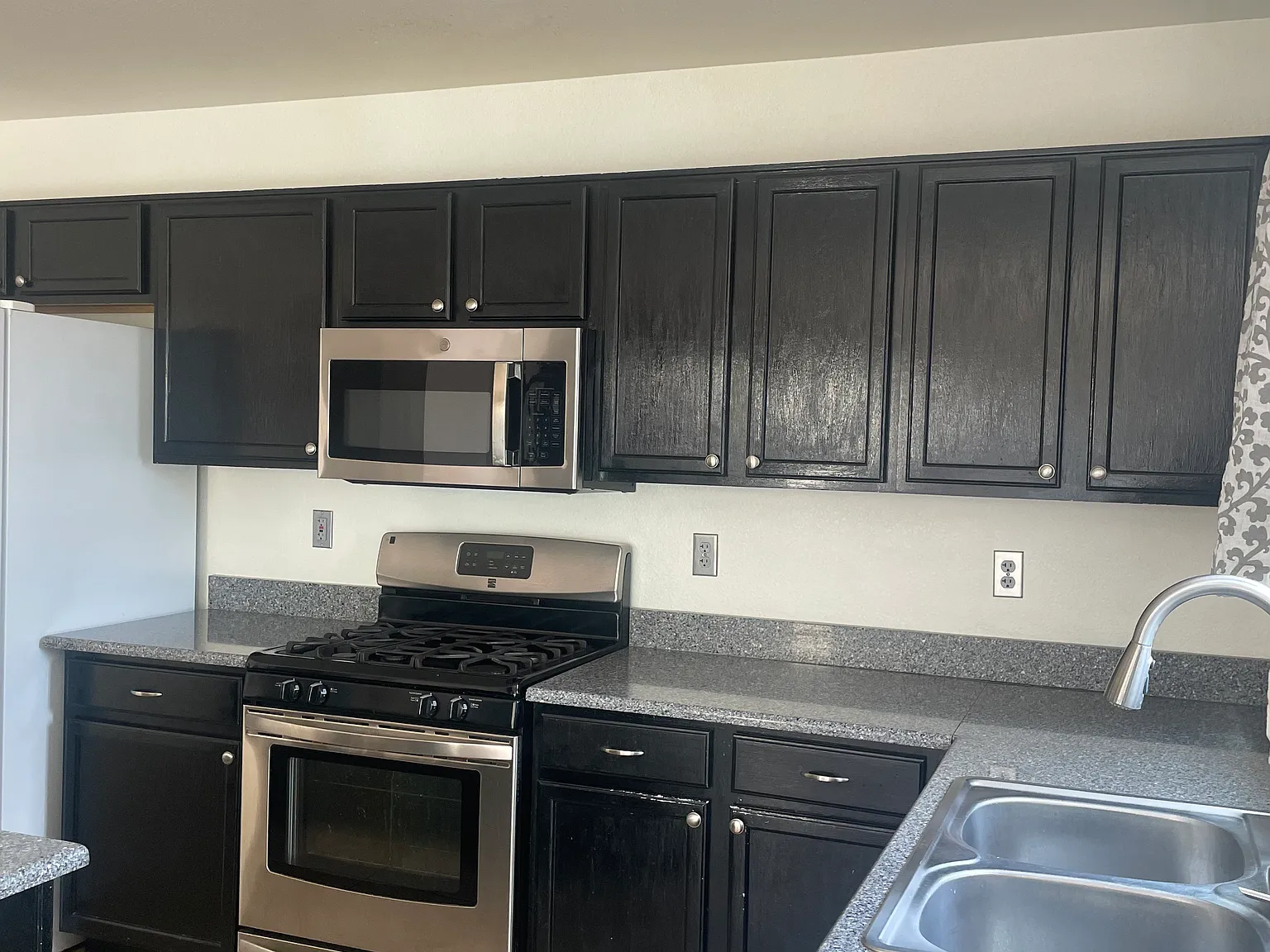 3 bed, 2.5 bath, 2105 sqft, $2,300 — Photo 3