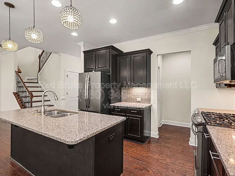 655 Brookhaven Dr — Photo 12