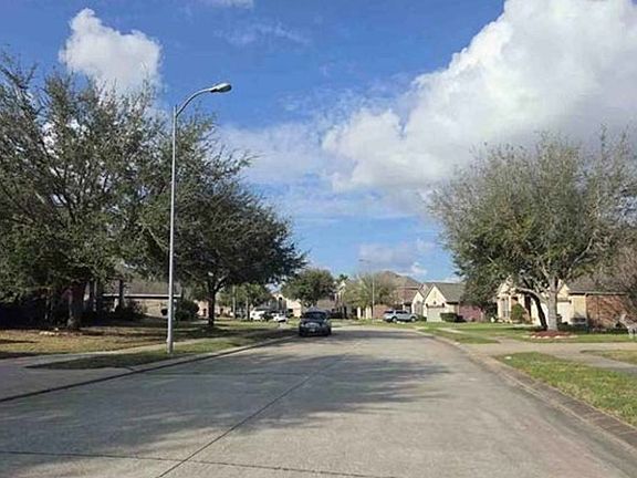 Exterior Neighborhood (street photo)