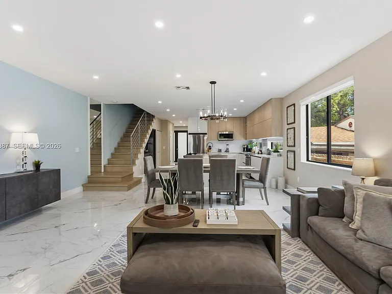 809 SW 10th Ter — Photo 3