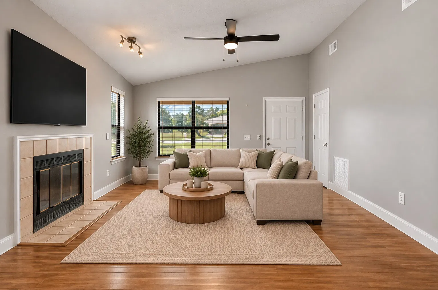 3 bed, 1348 sqft, $2,400 — Photo 4