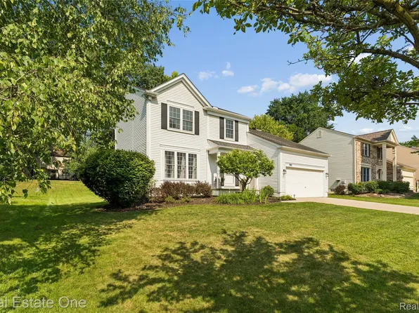 763 Whitney Dr, Rochester Hills, MI 48307