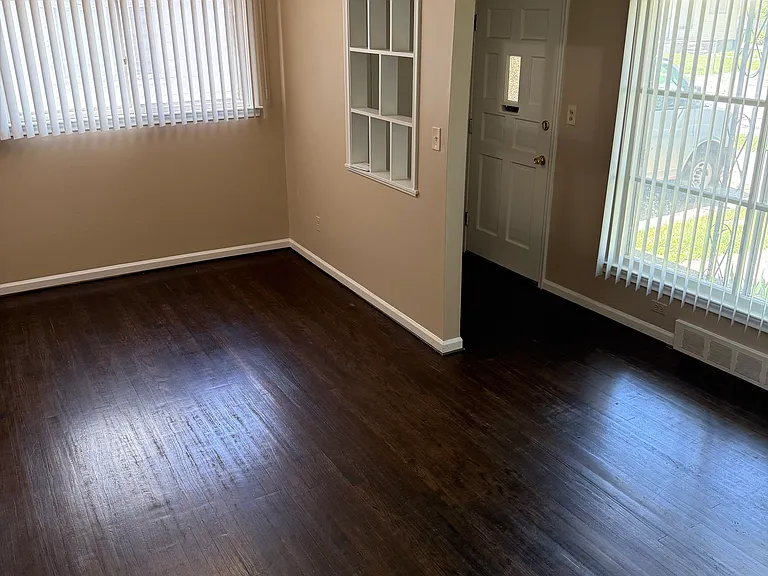 24425 Florence St — Photo 3