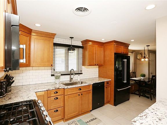 4th image of 305 Hamilton Ave