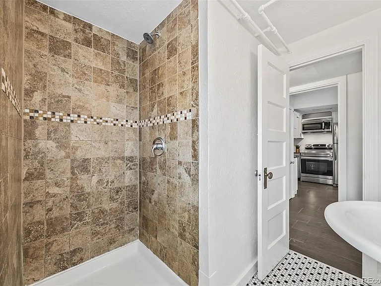 2290 Jasmine St — Photo 35