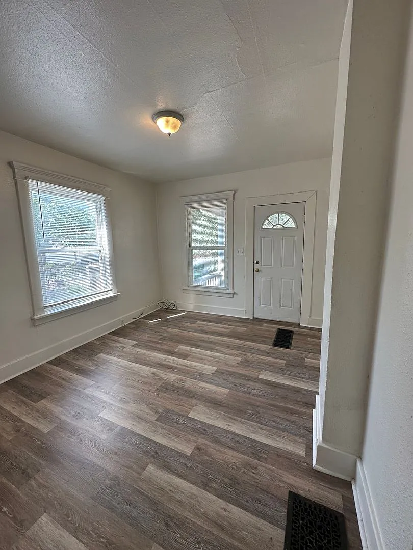 Beautiful 4 bedroom house available NOW — Photo 3