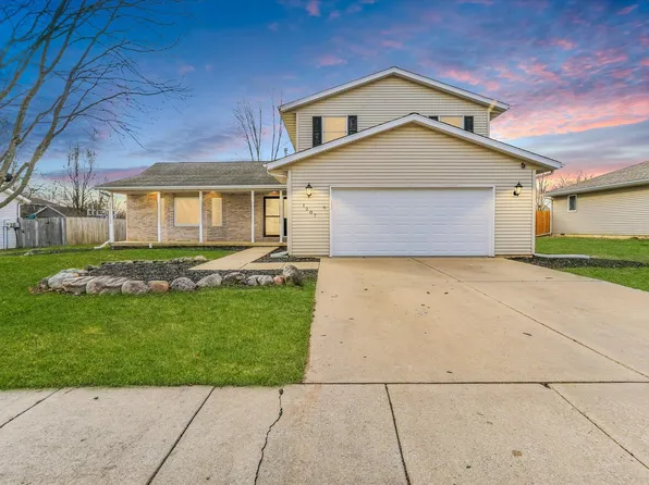 1207 Center St, Mahomet, IL 61853