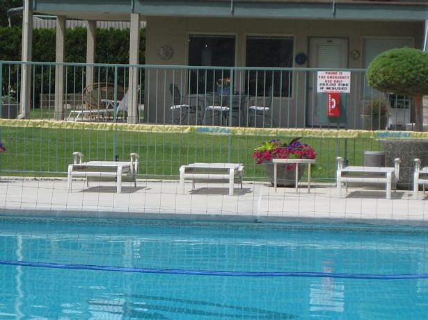 corner unit centered on pool