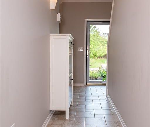 4th image of 570 Thornberry Ln