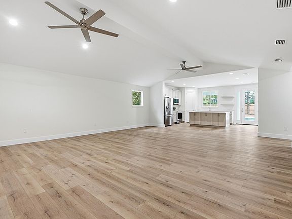 3rd image of 465 Seacrest Dr