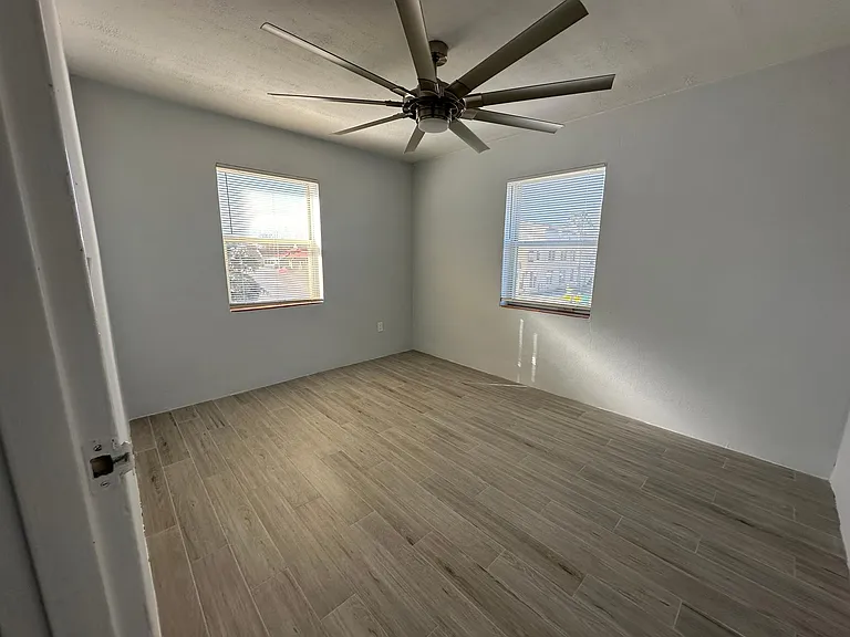 Ocean Reef Apartments — Photo 26