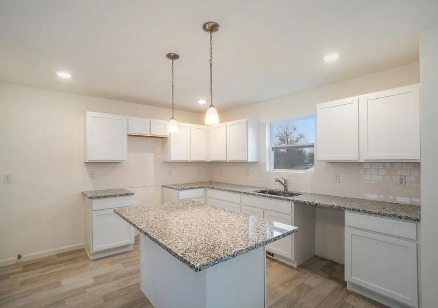 1 Month FREE Rent! Applied to Your First Full Month. Terms & Conditions Apply. — Photo 2