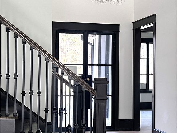 5th image of 20 Club Dr