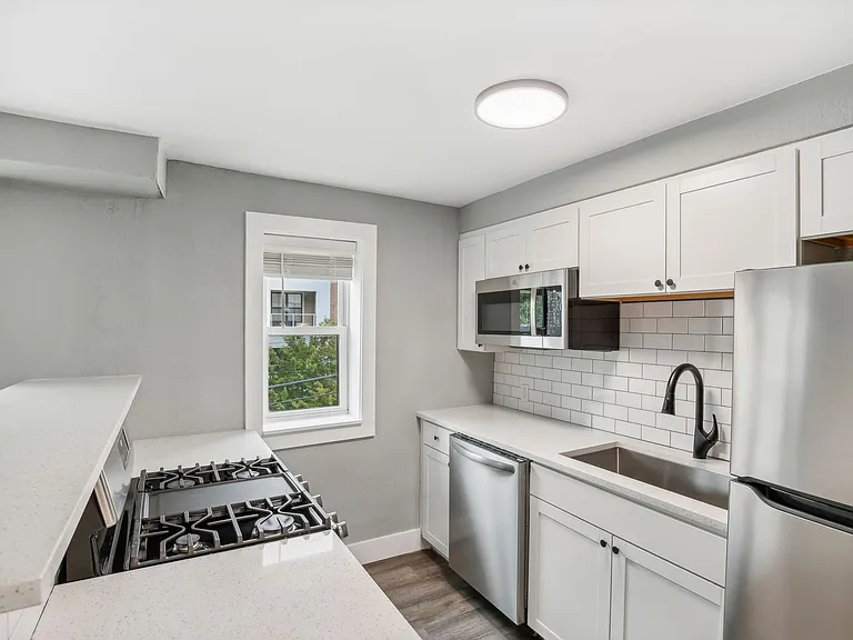 Broadway 46 Apartments — Photo 59