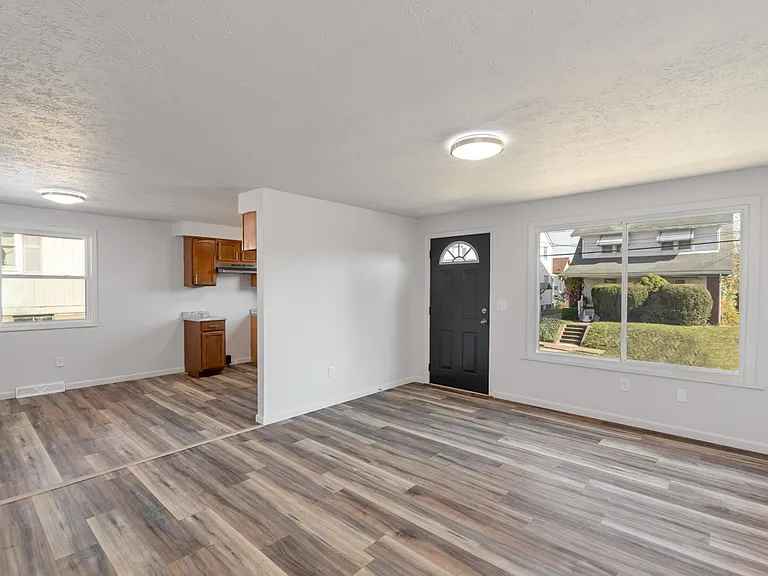 1143 Ardmore Ave SW — Photo 1