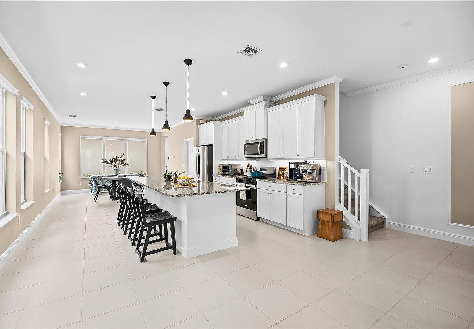 3 bed, 2.5 bath, 1826 sqft, $3,500 — Photo 2