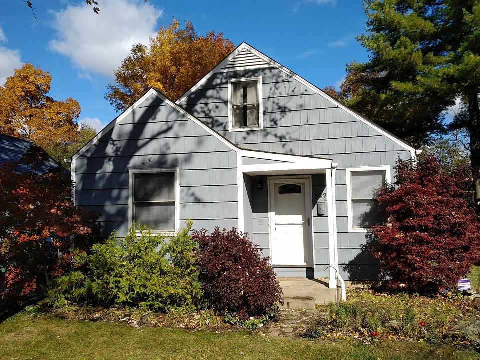 1st image of 302 Fairway Dr